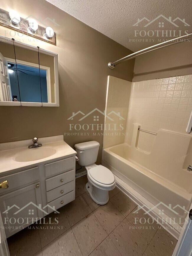 Building Photo - 1419 Oak Hill Dr