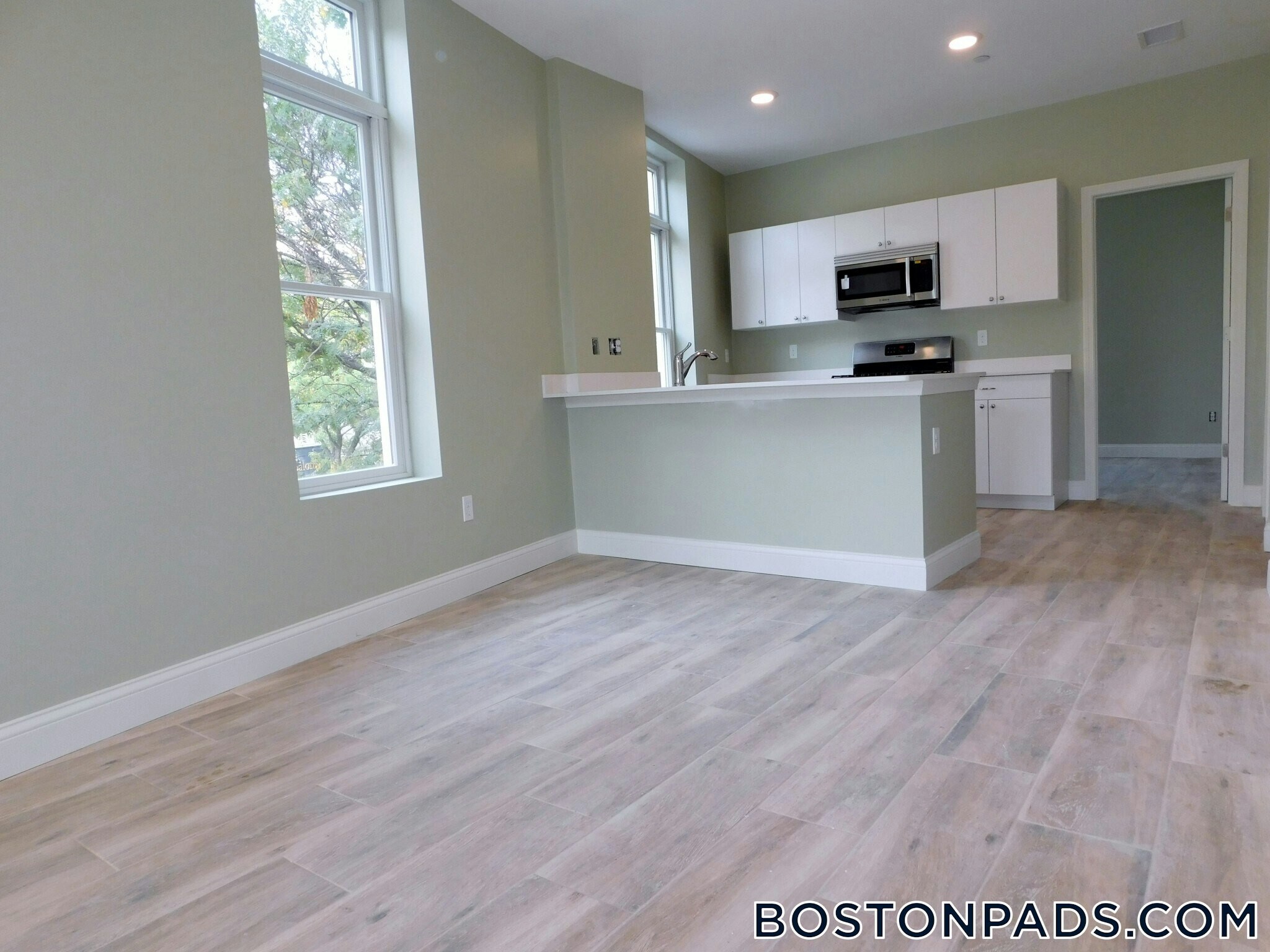 Building Photo - 10 Roxbury St