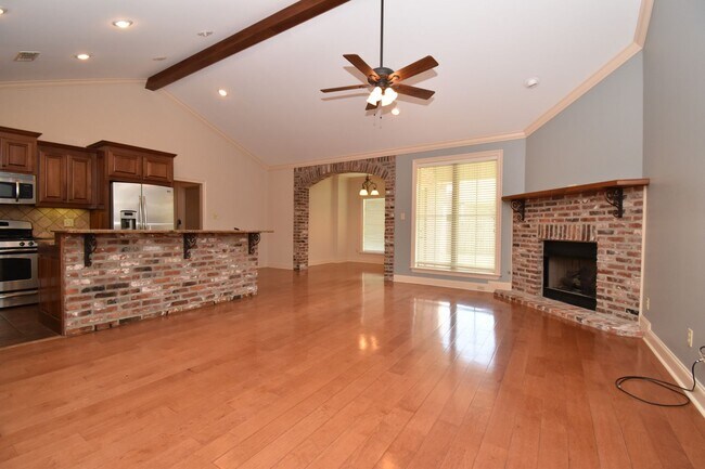 Building Photo - Spacious 3 Bedroom, 2 Bath Home