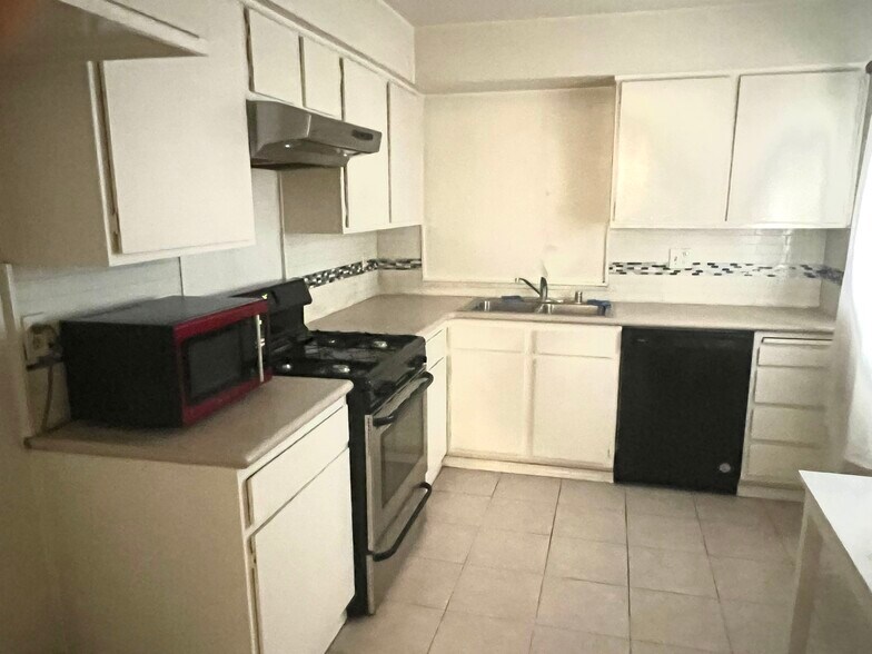 Building Photo - 15070 Victory Blvd