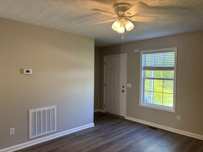 Building Photo - 97 Lily Dr