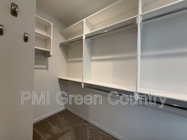 Building Photo - 130 E Elgin St