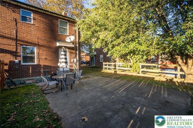 Building Photo - 240 Palmer St