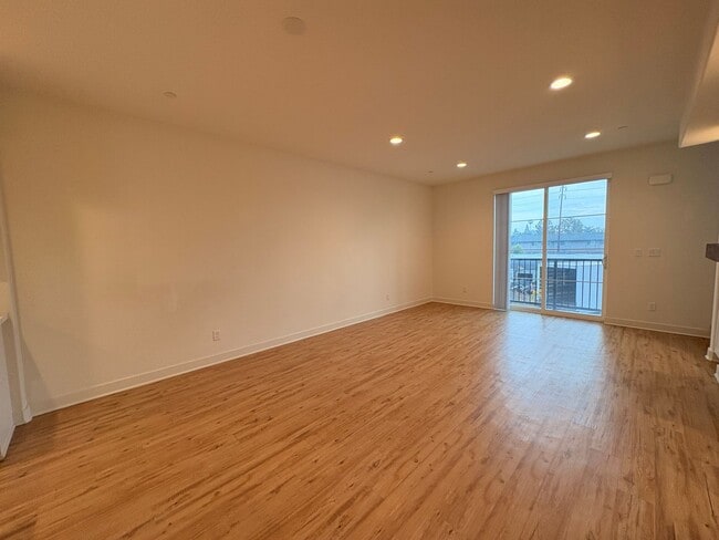 Building Photo - 2 Bed, 2.5 Bath in Anaheim!