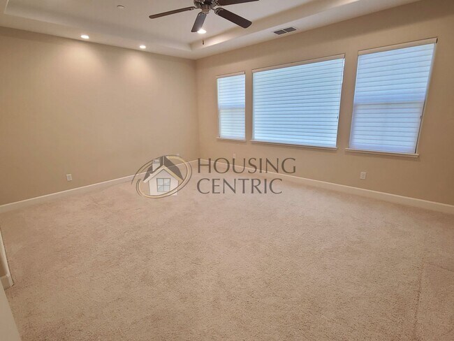 Building Photo - Stunning Single Story Rental in Guard Gate...