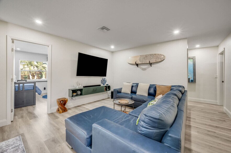 Building Photo - 415 N Shore Dr