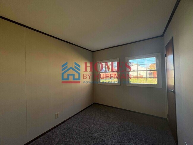 Building Photo - Three Bedroom House | Off Street Parking