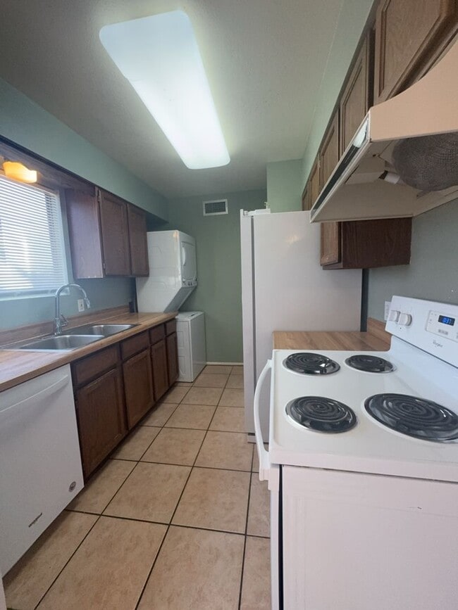 Building Photo - Available now! 2 Bedroom Condo!!!
