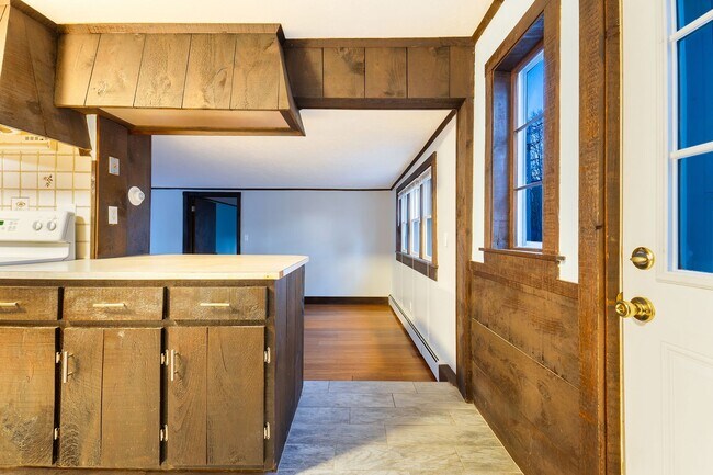 Building Photo - 381 Littlefield Rd