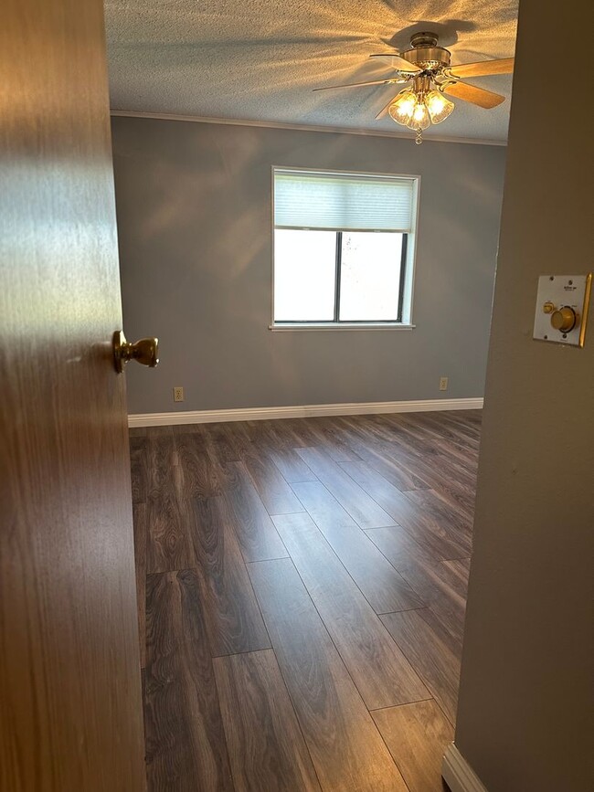 Building Photo - Peaceful Country Living on 2 Fenced Acres