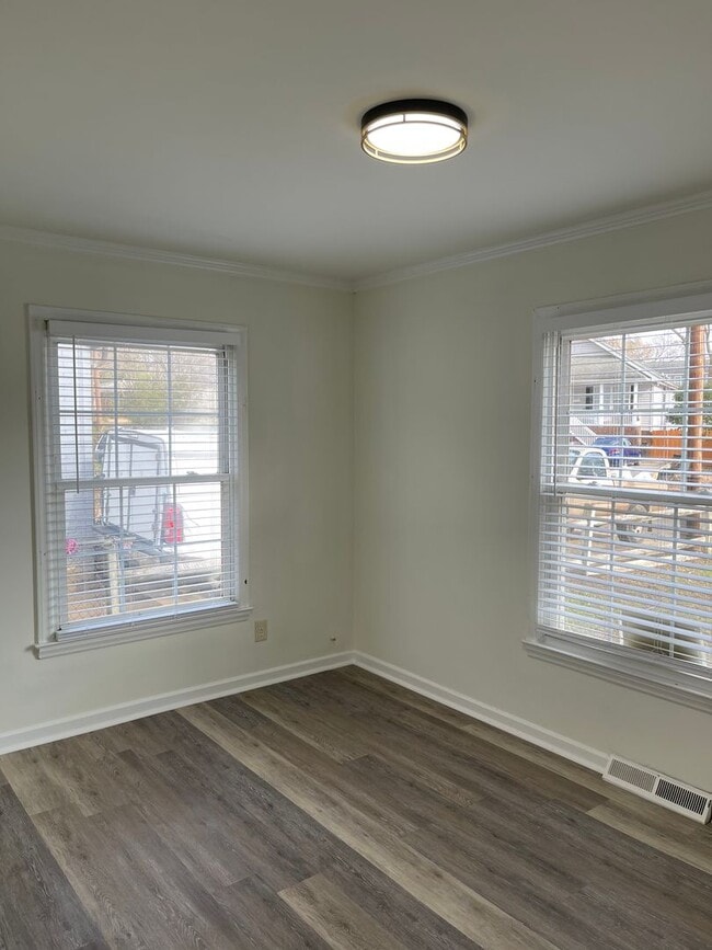 Building Photo - Available Now! 3 Bed/1 Bath in Enderly Park!