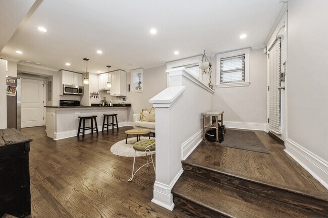 Building Photo - 924 W Schubert Ave