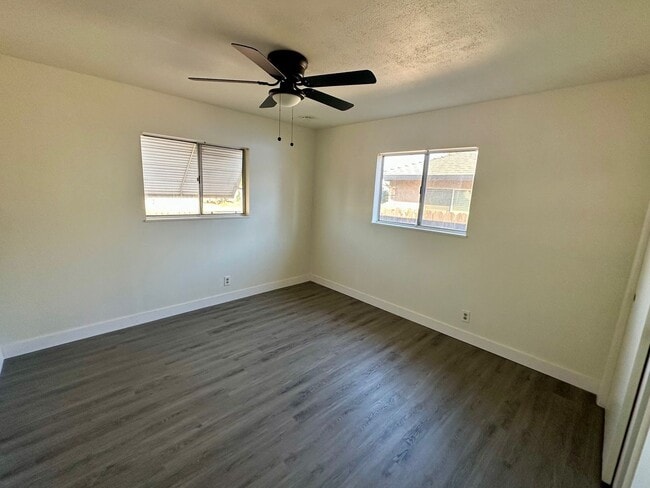 Building Photo - 2 bedroom 1 bath duplex