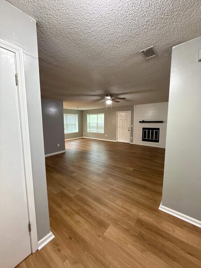 Building Photo - 1594 Twin Oak Dr E