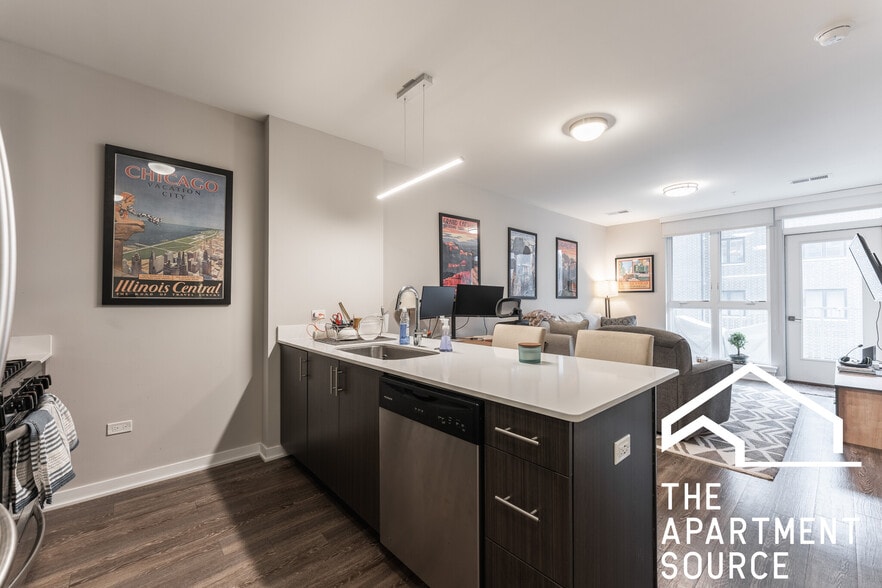 Building Photo - 301 W North Ave