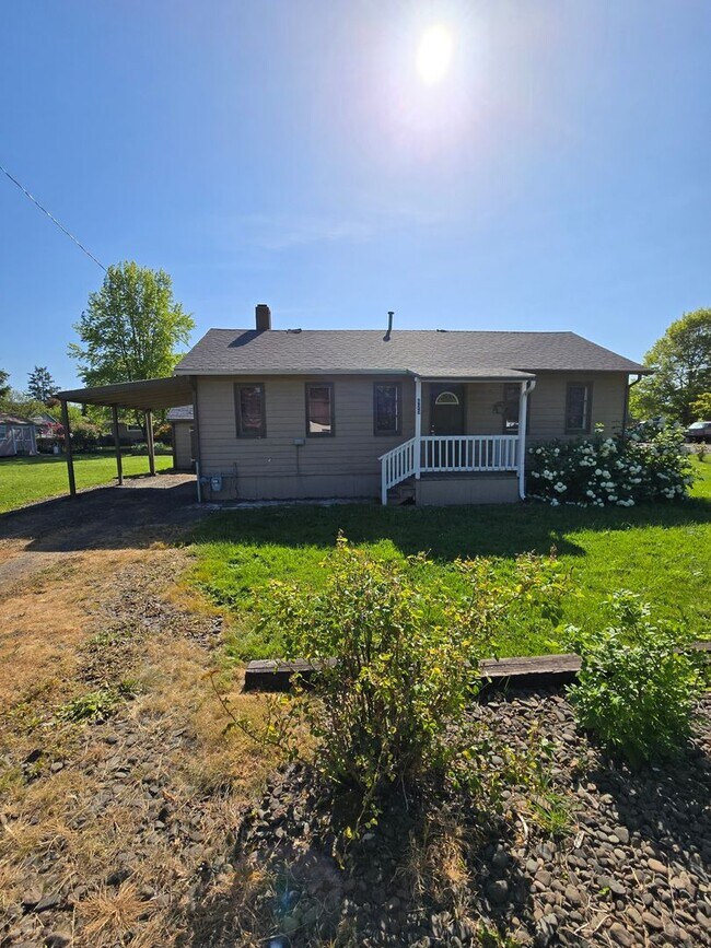 Building Photo - Pet Friendly 2 Bedroom House with a Storag...