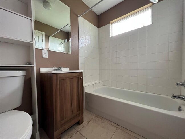 Building Photo - 3-Bedroom, 2-Bathroom Duplex in A Convenie...