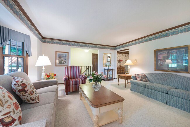 Building Photo - Beautiful 3BD/2.5BA Ranch in Park-like Set...