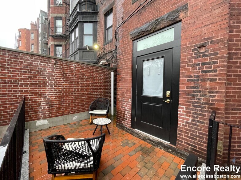 Building Photo - 482 Beacon St