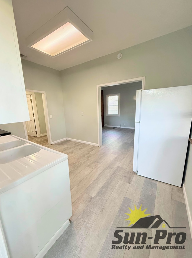 Building Photo - 136 W Pine Bluff St