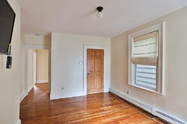 Building Photo - 216 Saratoga St