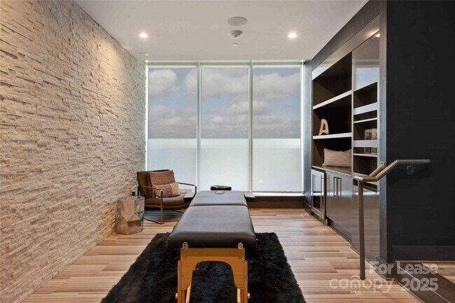 Building Photo - 225 S Poplar St