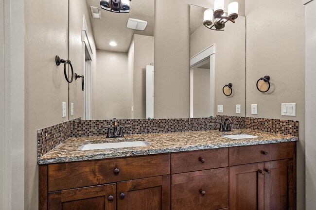 Building Photo - 923 S Lone Willow Ave