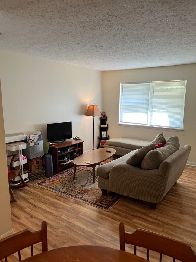 Building Photo - Duplex in Residential Eastside Area