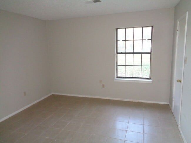 Building Photo - 5164 Woody Dr