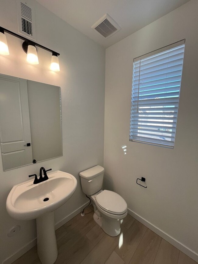 Building Photo - BRAND NEW 3 Bed 2.5 Bath Townhome