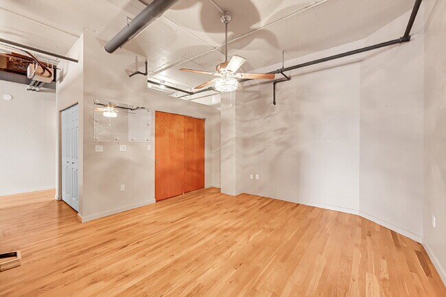 Building Photo - $2,000, 1 bed, 1.5 bath located in downtow...