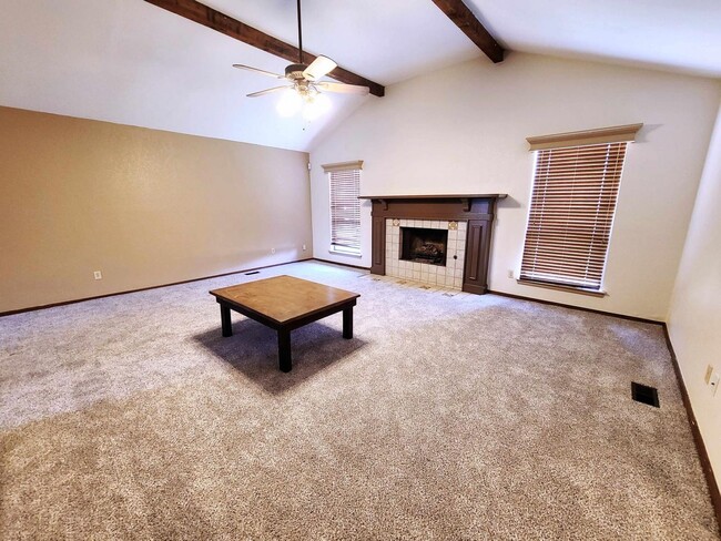 Building Photo - Spacious Living in a Prime Yukon Location