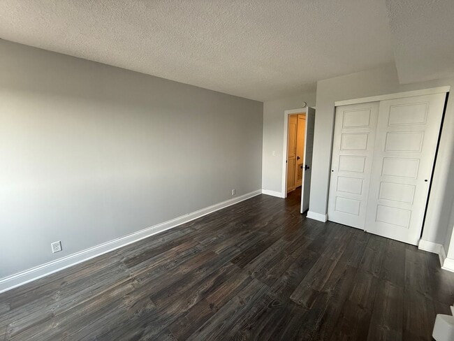 Building Photo - Modern 1 Bedroom Apartment With Stunning C...