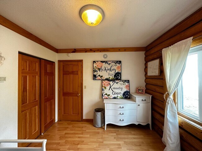 Building Photo - 3 Bed/2 Bath/2 Car Garage/Dogs Allowed