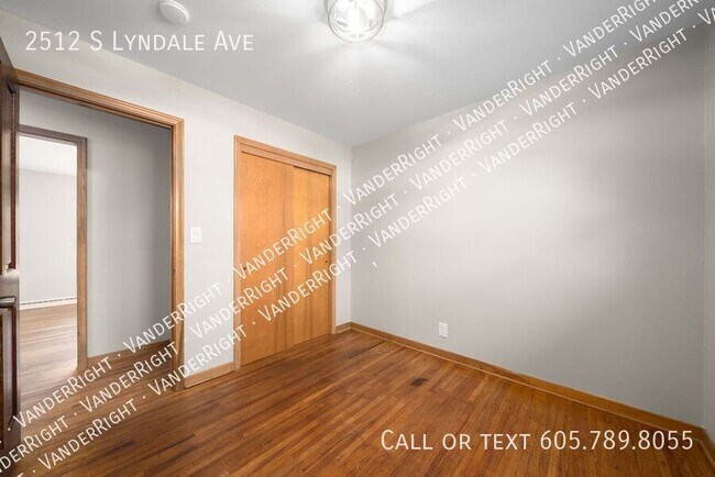 Building Photo - 2512 S Lyndale Ave