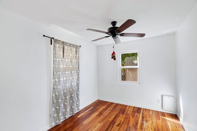 Building Photo - 3-2