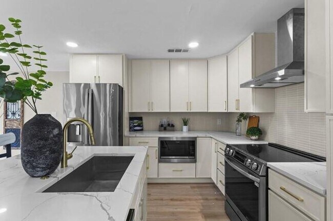 Building Photo - 2155 Hickory Trce