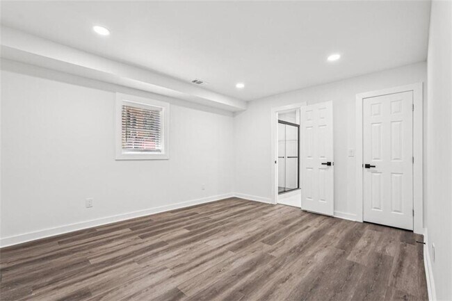 Building Photo - 119 Kelso Dr SW