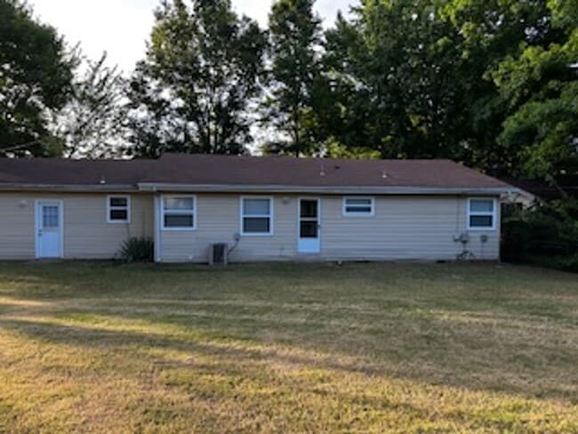 Building Photo - Newly Remodeled Home – Conveniently Located!