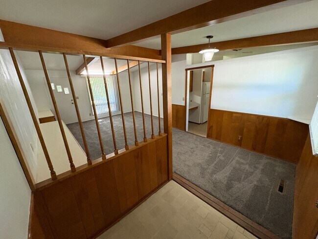 Building Photo - Charming Home, new carpet, laundry, backyard