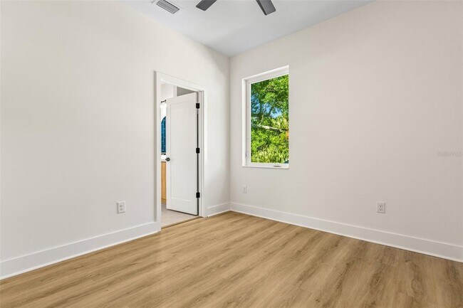 Building Photo - 412 W Amelia Ave
