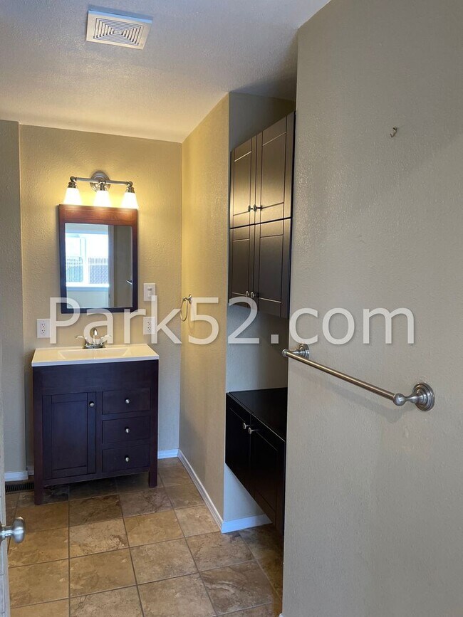 Building Photo - 4 Bedroom Single Family Home