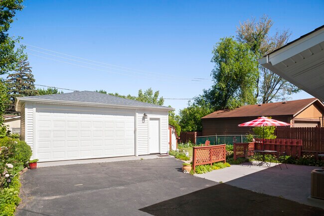 Building Photo - 114 McCabe Dr