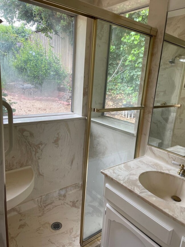 Building Photo - Charming 3 Bedroom 2 Bath Single Family Ho...