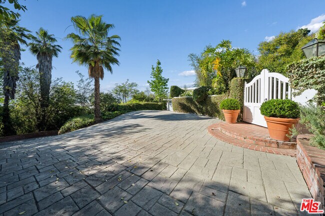 Building Photo - 8050 Mulholland Dr