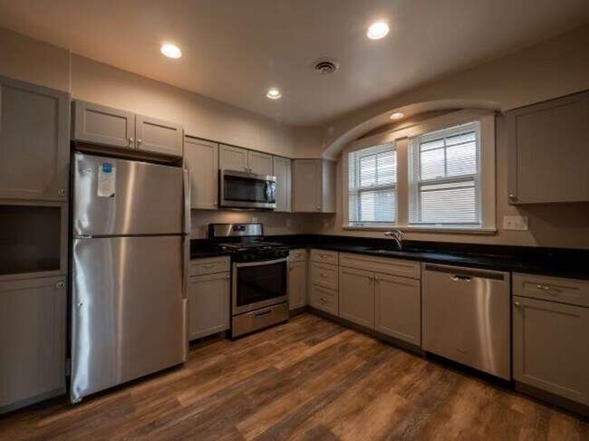 Building Photo - 319 W Hutchinson Ave