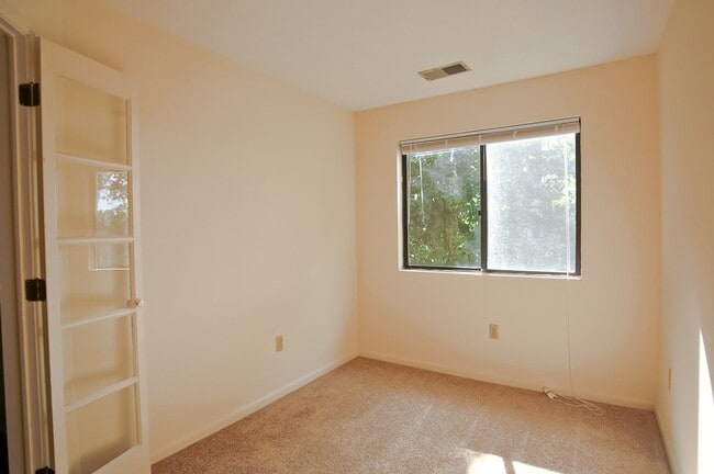 Building Photo - 134 Turtle Creek Rd #6