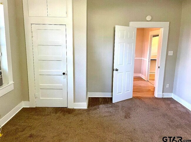 Building Photo - 910 N Newsom St