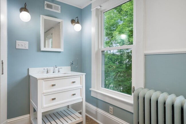 Building Photo - 4 to 5 bed / 2 Bath Just remodeled