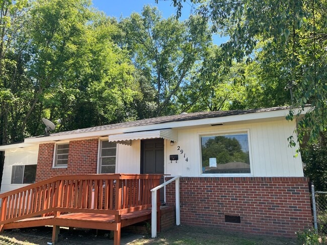Primary Photo - **AVAILABLE NOW**3 Bedroom / 1 Bathroom Ho...